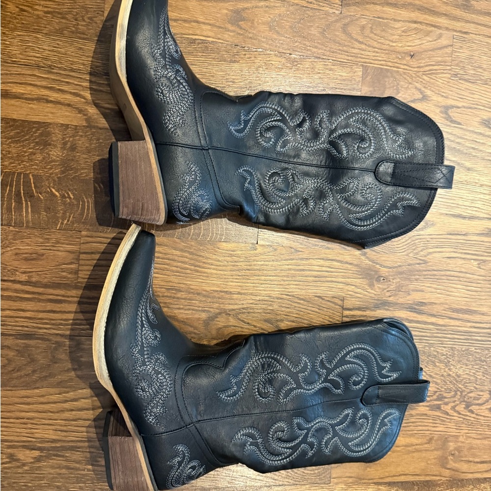 Elegant Black Embroidered Heeled Boots Size 9